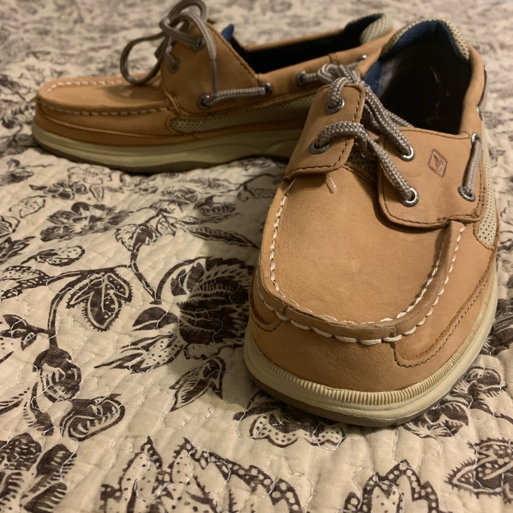 Size 4 Sperrys